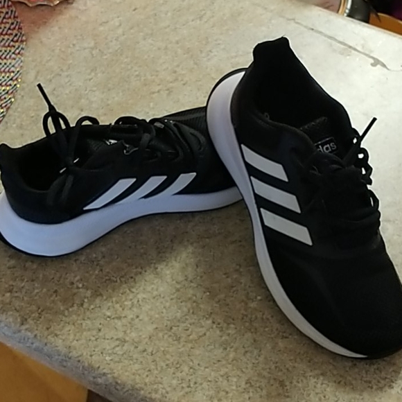 Youth Adidas Sneakers Size 4 - Picture 1 of 3